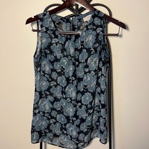 ***NEW LISTING***. LOFT FLORAL PATTERN SLEEVELESS TOP IN SHADES OF BLUE XS